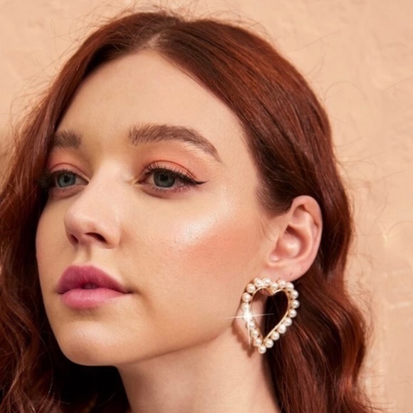 3/$30 💛 Hollowed Faux Pearl Heart Earrings - Picture 1 of 4